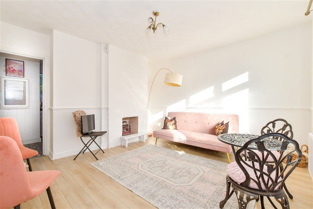 Property photo 3 of 7 Lounge