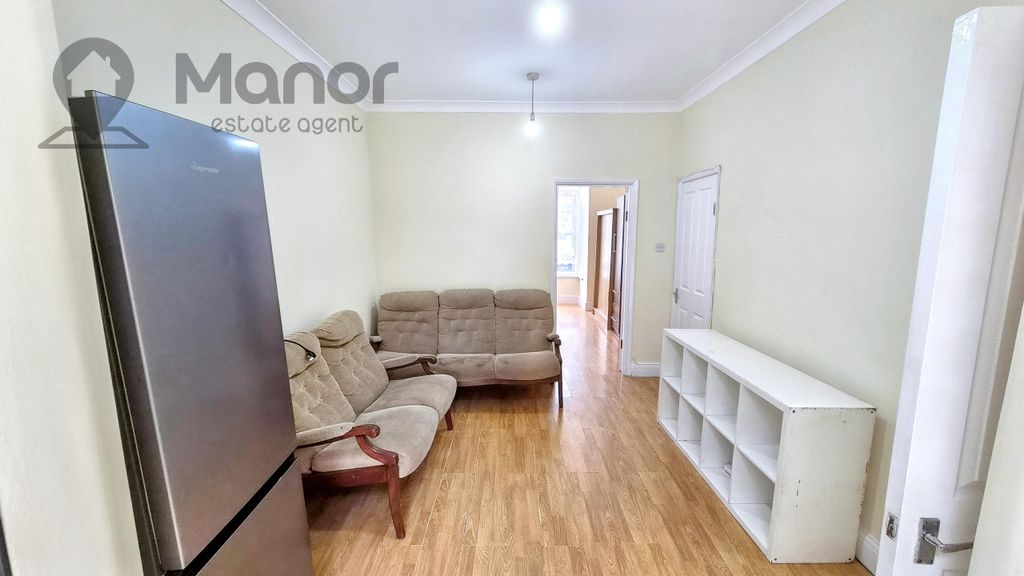 Property photo 3 of 10 Lounge