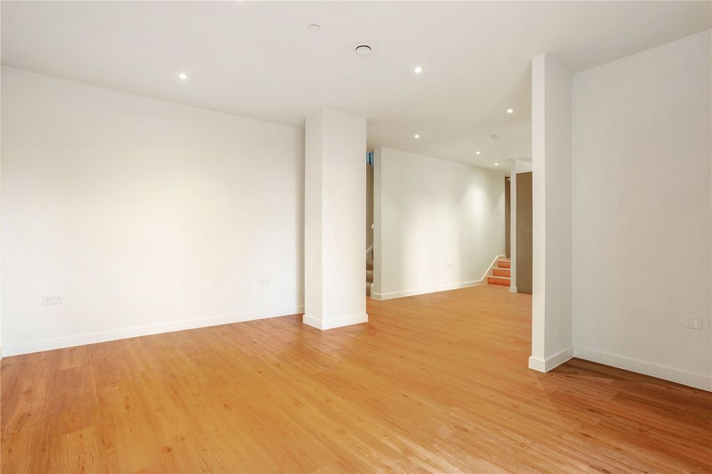 Property photo 2 of 13 Lounge
