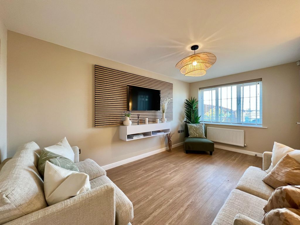 Property photo 3 of 18 Lounge