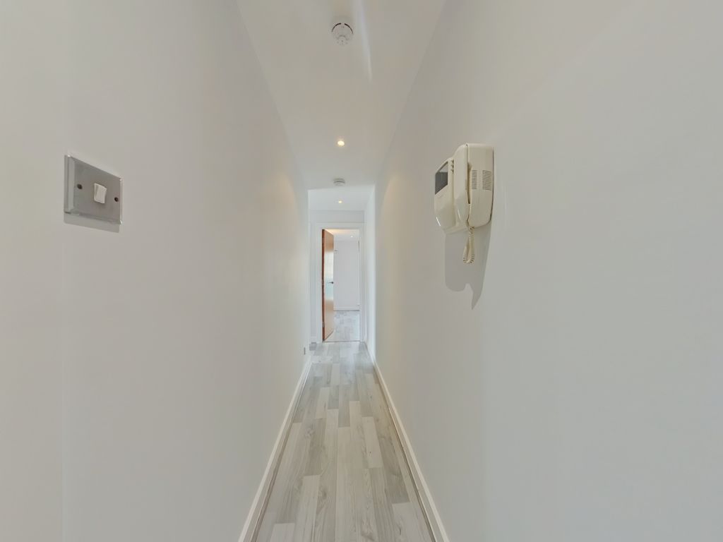 Property photo 3 of 8 Entrance Hall