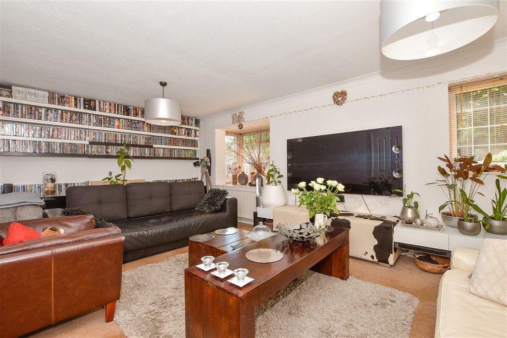 Property photo 3 of 12 Lounge