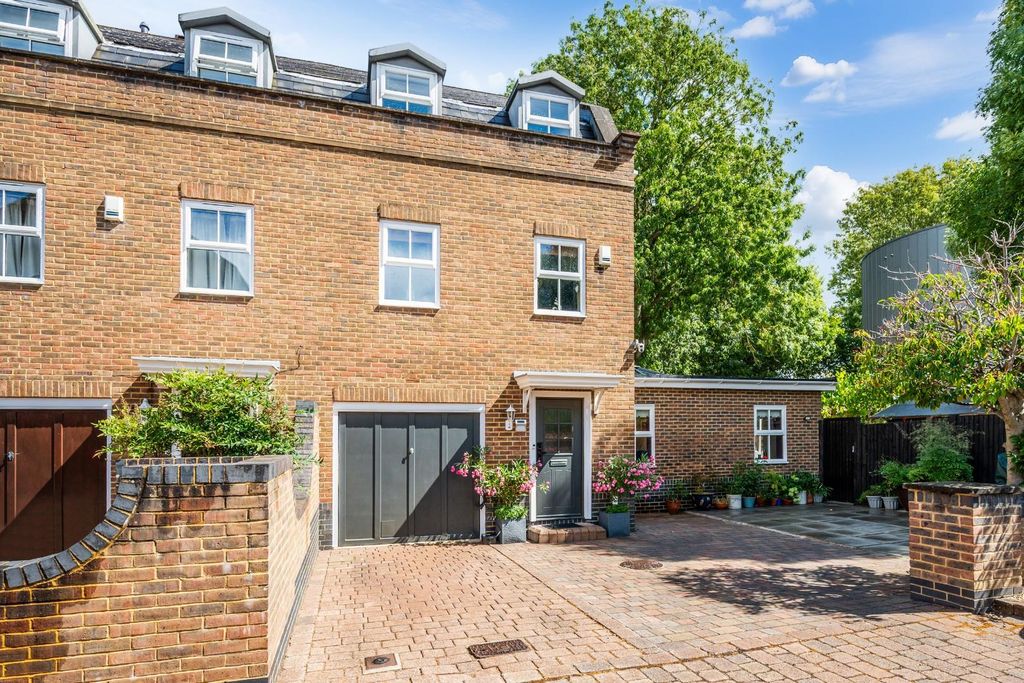 Property photo 1 of 20 Mill View Close