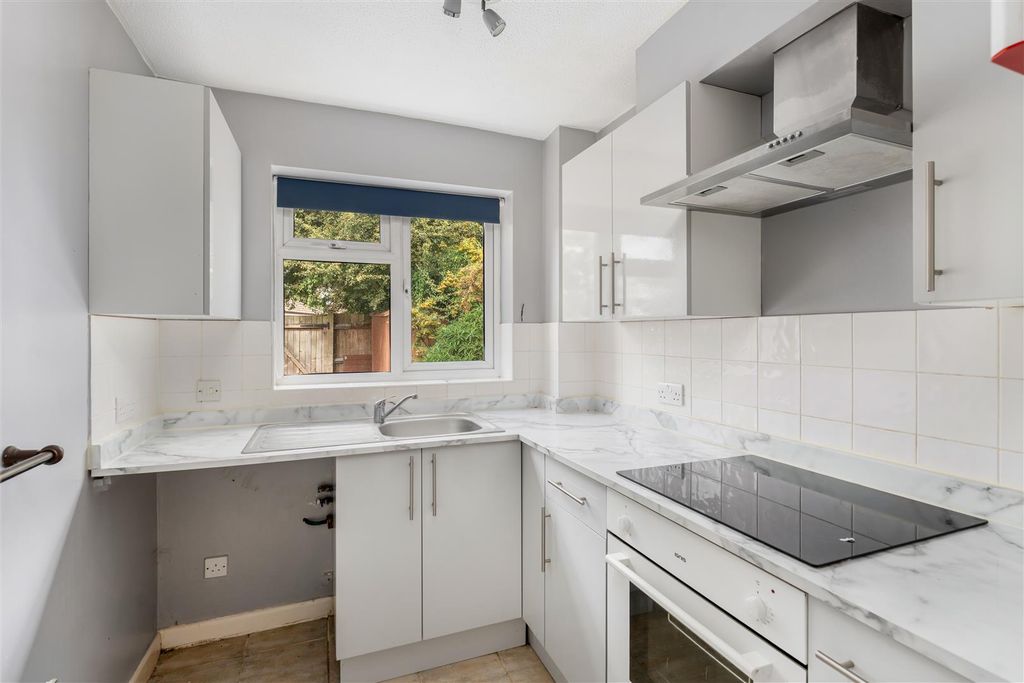 Property photo 2 of 11 82 Winchelsea Close, Banbury-5.Jpg