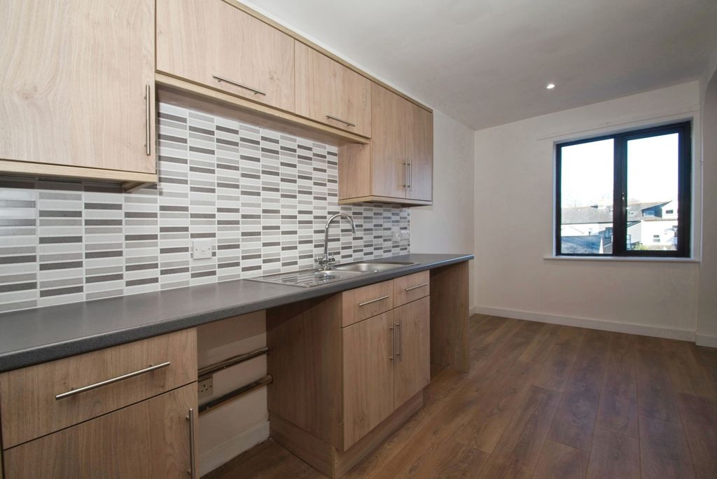 Property photo 3 of 17 Kitchen