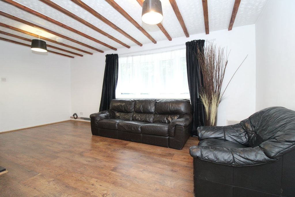 Property photo 3 of 17 Lounge