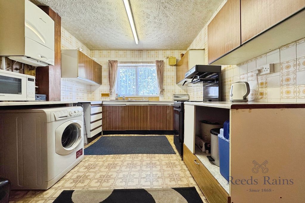 Property photo 3 of 19 Kitchen