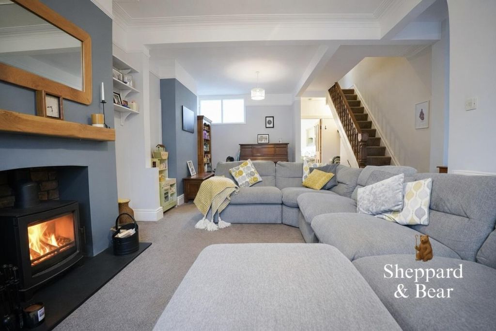 Property photo 2 of 23 Lounge 6.Jpeg