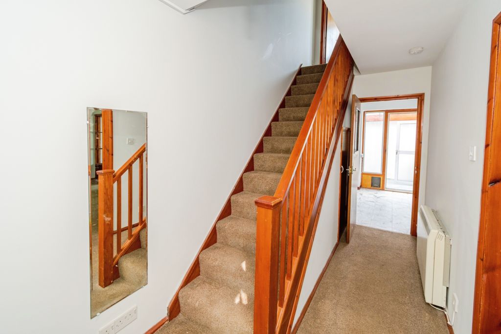 Property photo 2 of 18 25Windermere5534