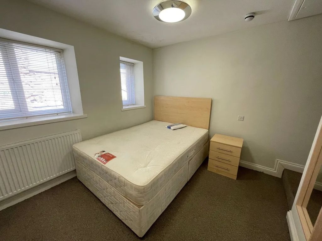 Property photo 3 of 13 Bright And Tidy Double Bedroom Featuring A Comfort...