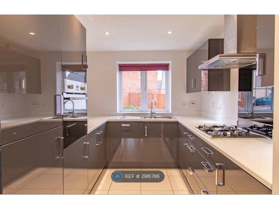Property photo 3 of 11 Kitchen