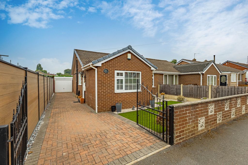 Property photo 1 of 15 2 Bedroom Semi Detached Bungalow For Sale
