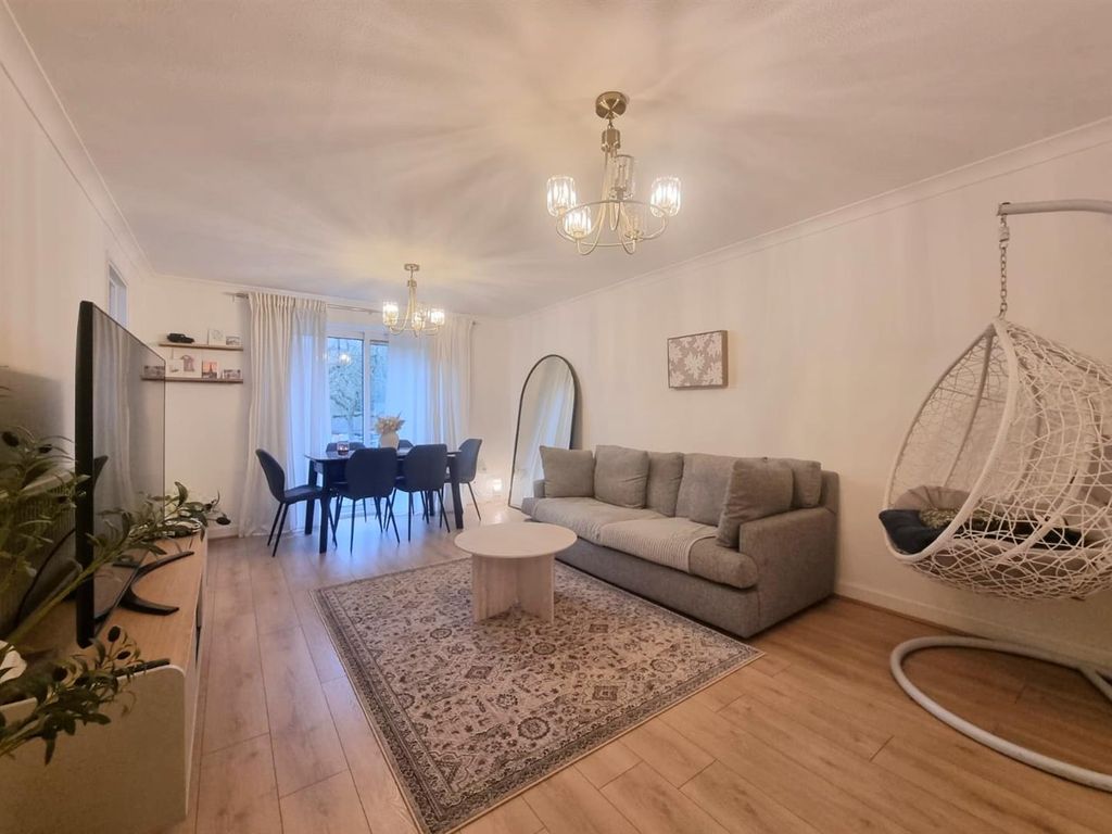 Property photo 1 of 9 Lounge / Diner