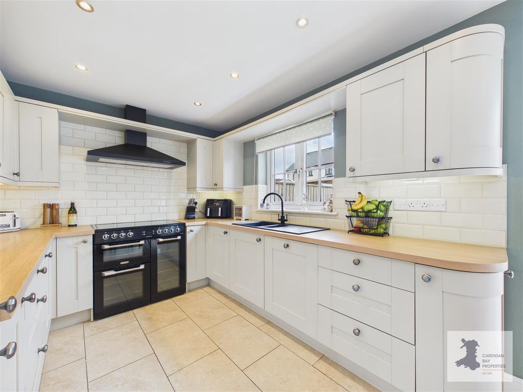 Property photo 3 of 40 Kitchen/Diner