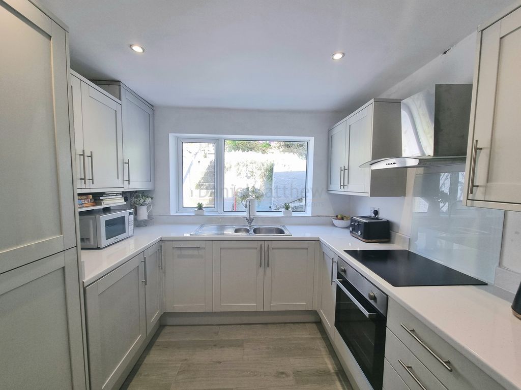 Property photo 3 of 16 Kitchen