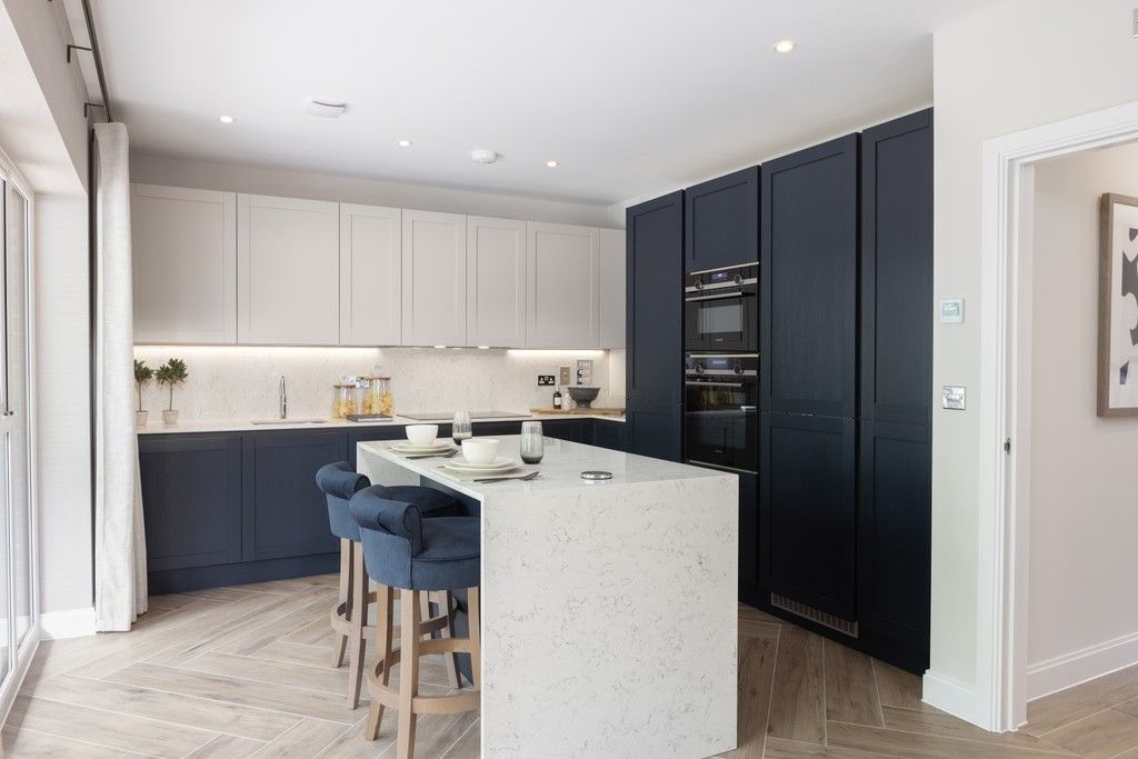 Property photo 2 of 18 Brooklands Grove, Weybridge