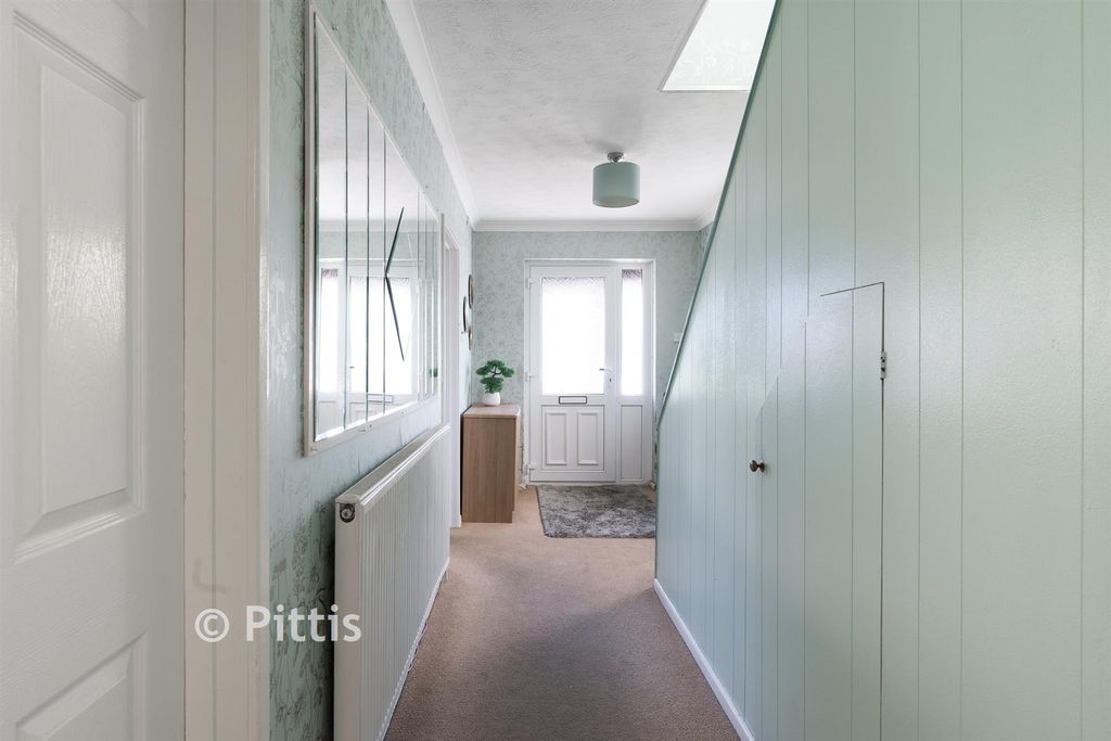 Property photo 2 of 21 Hallway