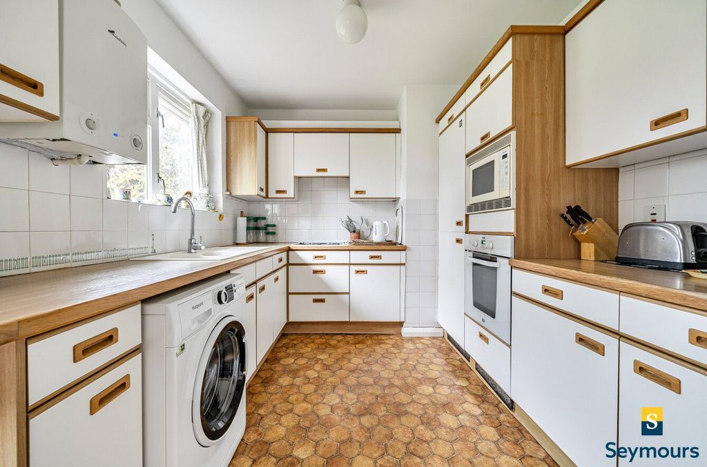 Property photo 3 of 19 Kitchen