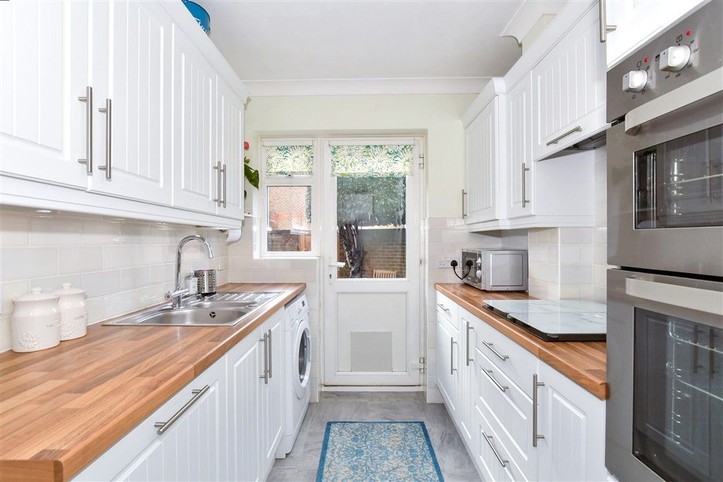 Property photo 3 of 11 Kitchen