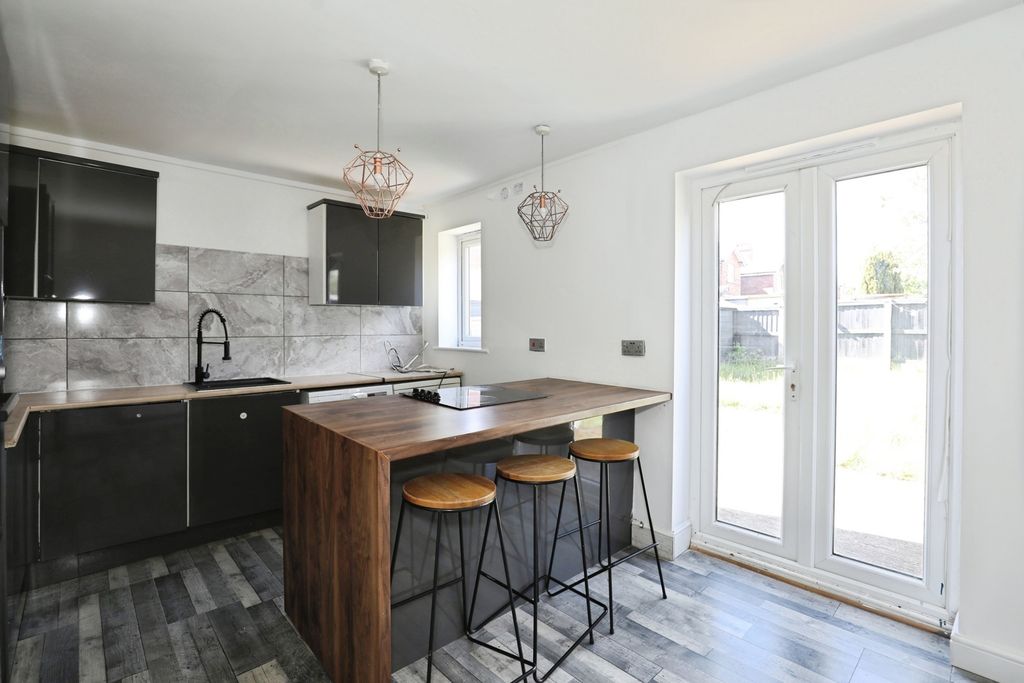 Property photo 3 of 11 Pbox-Img.Jpg