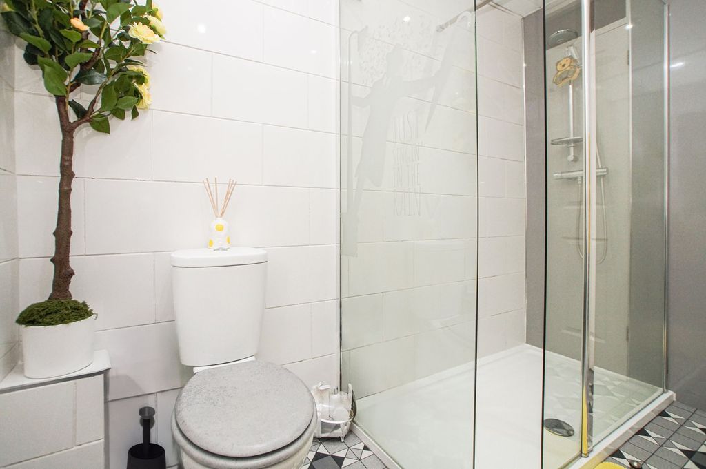 Property photo 3 of 17 Shower Room