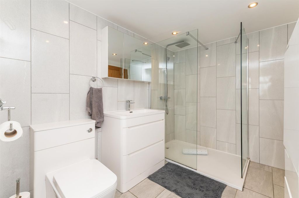 Property photo 3 of 26 House Bathroom