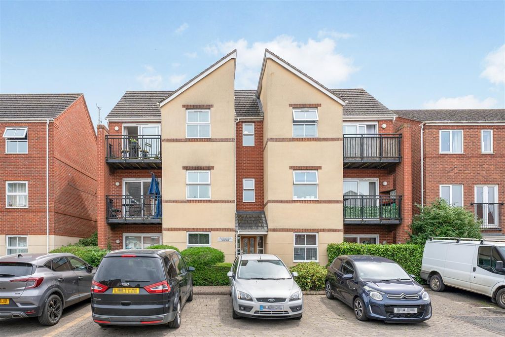 Property photo 1 of 11 54 Verney Road, Banbury-2.Jpg