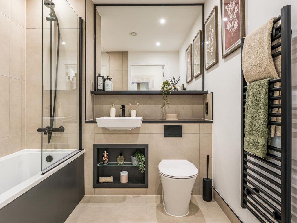 Property photo 3 of 12 North Gate Park, Show Apartment, Bathroom