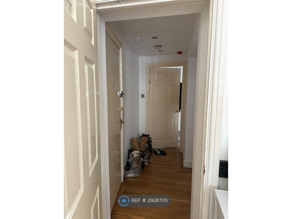 Property photo 2 of 8 Hallway/ Entrance