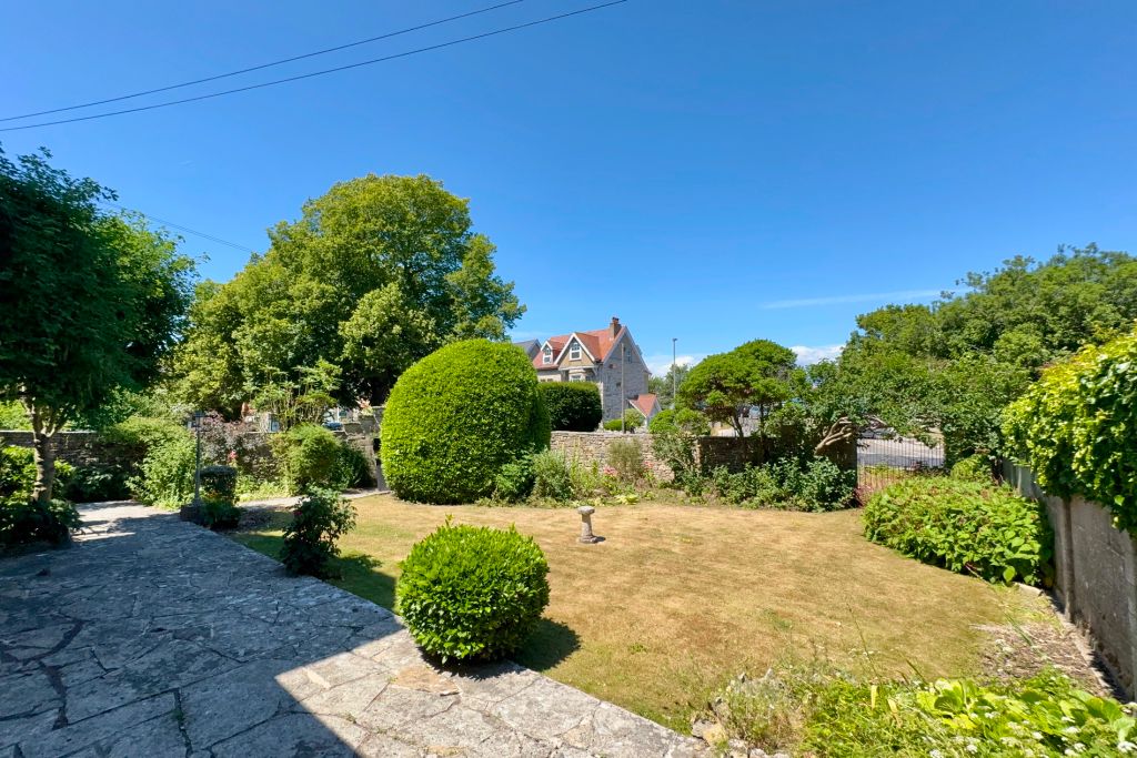 Property photo 2 of 19 Front Garden