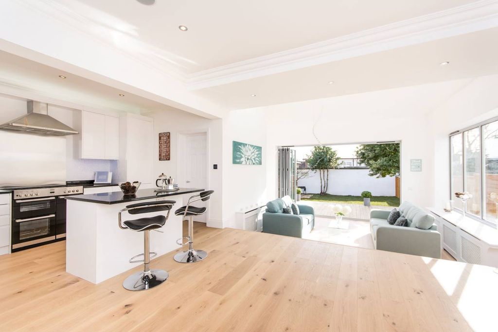 Property photo 3 of 18 6