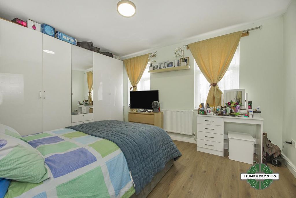 Property photo 3 of 13 36  Stirling Road -001.Jpg