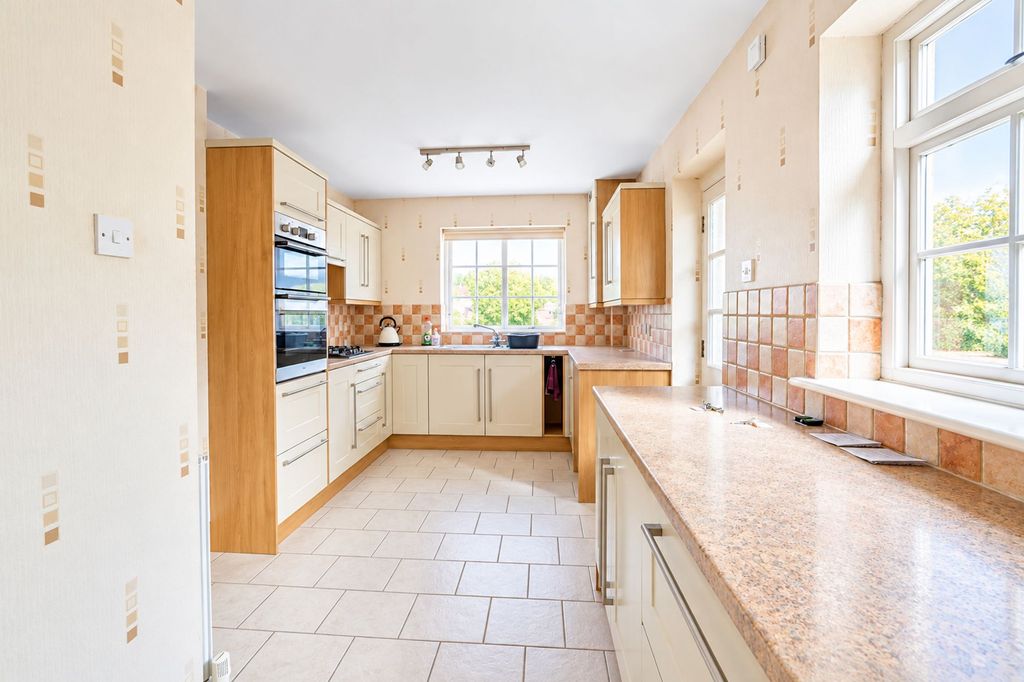 Property photo 3 of 17 Kitchen