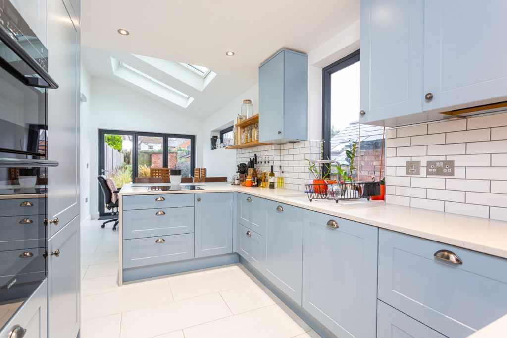 Property photo 3 of 10 Kitchen