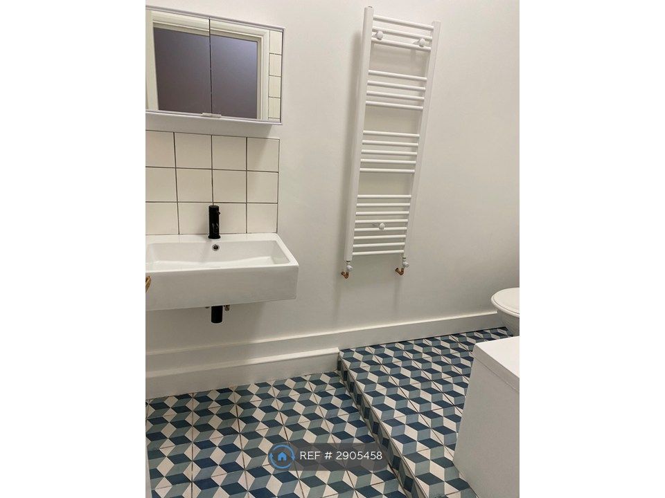 Property photo 3 of 11 Bathroom