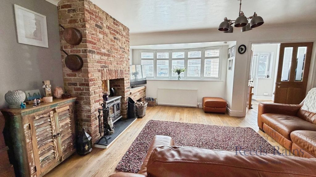 Property photo 3 of 27 Lounge