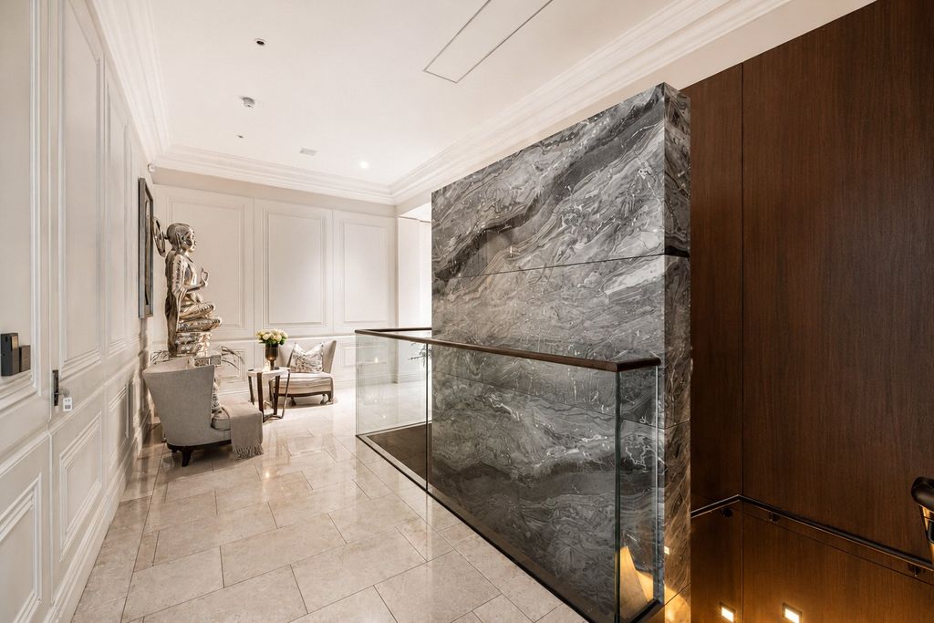 Property photo 2 of 14 Hallway