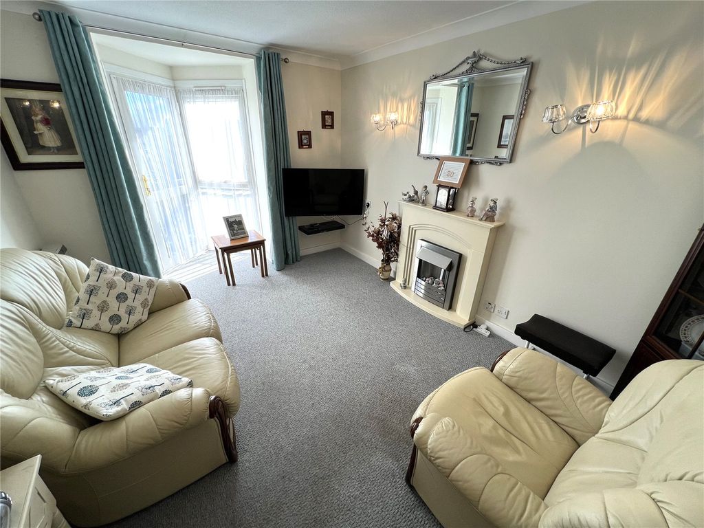 Property photo 3 of 6 Lounge