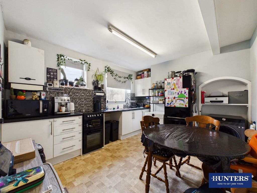 Property photo 3 of 9 Kitchen