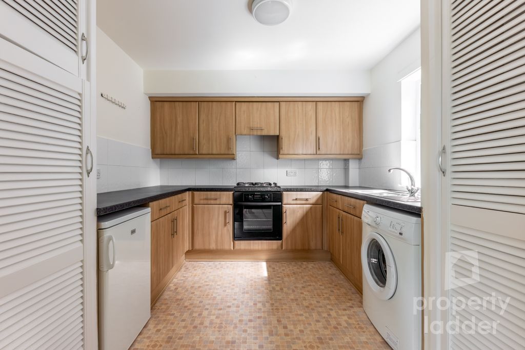 Property photo 3 of 14 Pl