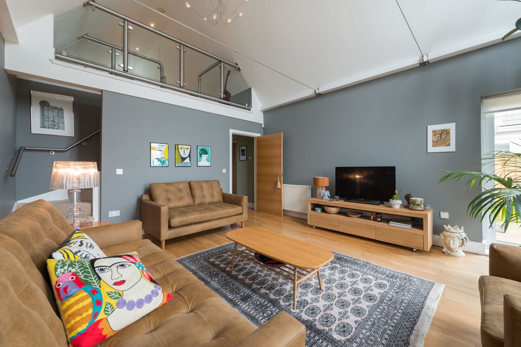 Property photo 3 of 18 Sitting Room