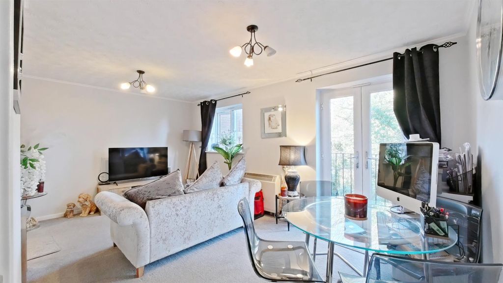 Property photo 2 of 10 Lounge