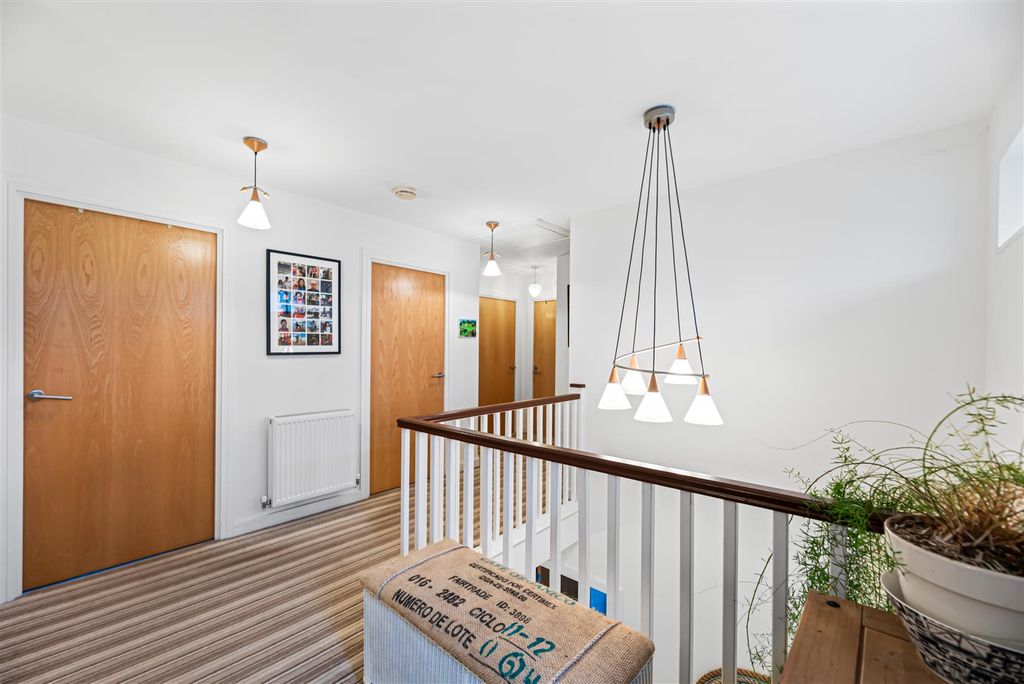 Property photo 3 of 34 Landing