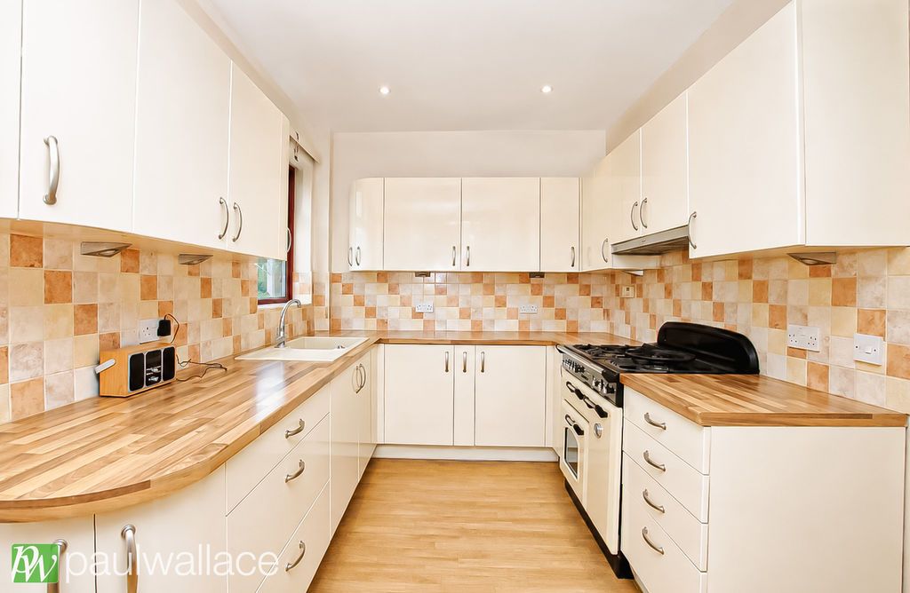 Property photo 3 of 18 Kitchen