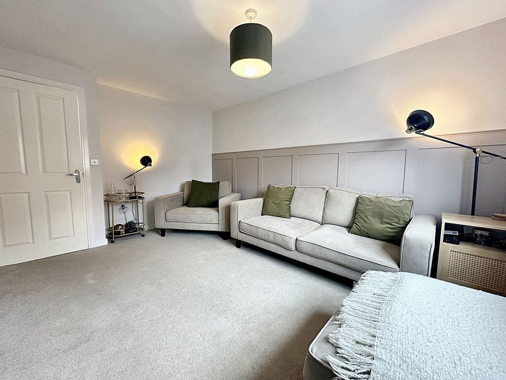 Property photo 3 of 11 Lounge