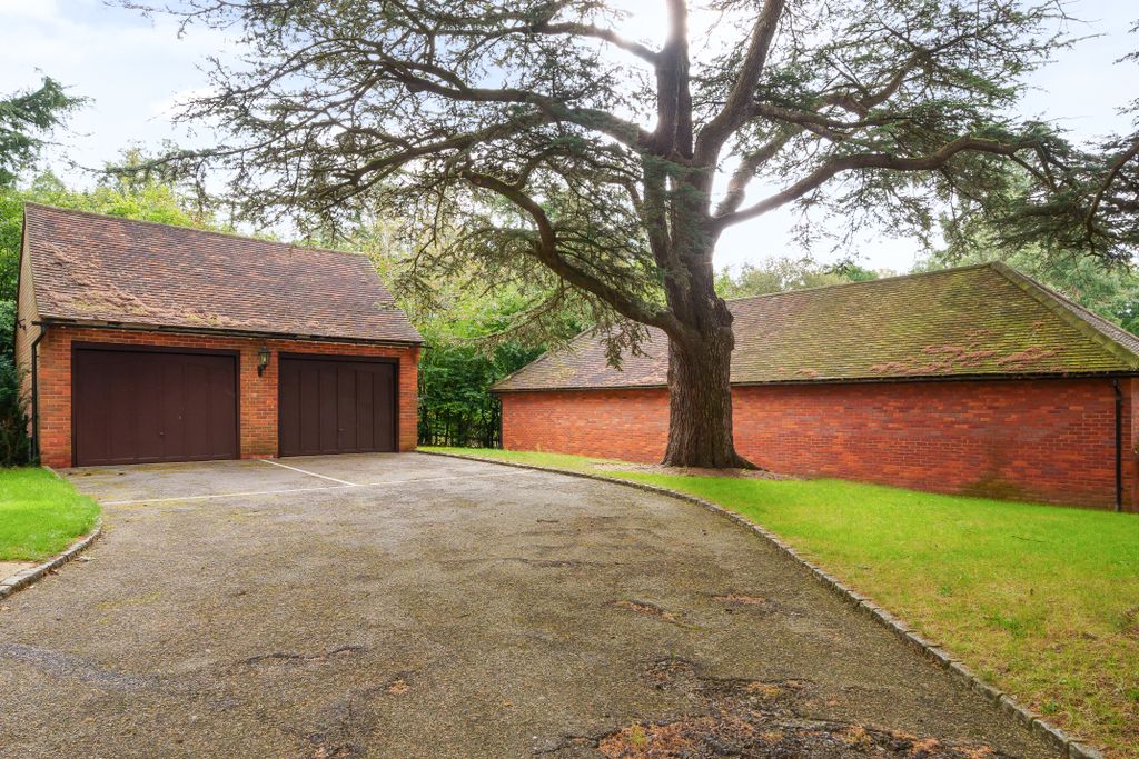 Property photo 3 of 12 Garaging