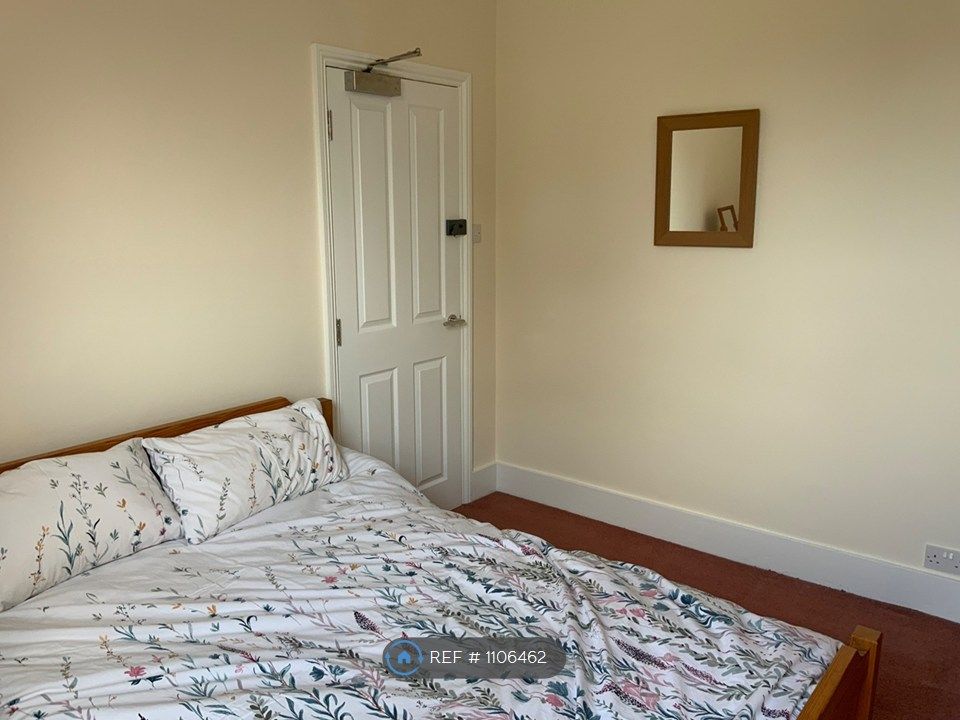 Property photo 1 of 19 Double Bedroom (Upstairs)