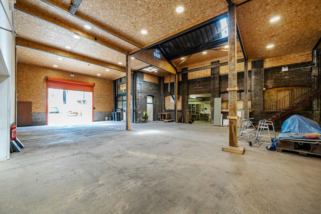 Property photo 2 of 10 6-1319198-5-686409E517B04-Arw-6.Jpg