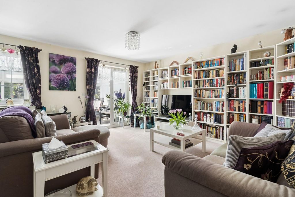 Property photo 3 of 17 Sitting Room