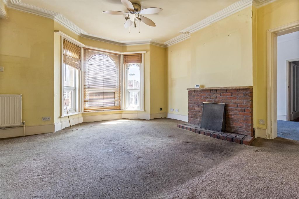 Property photo 2 of 14 Fff 29 Westcourt Road-001.Jpg